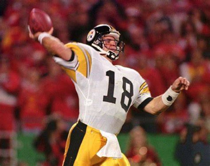 Mike Tomczak, former Steelers QB, charged with assault, newspaper