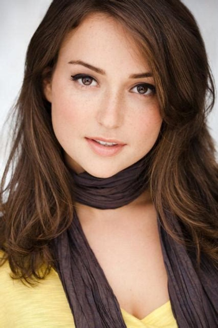 Milana Vayntrub Biography