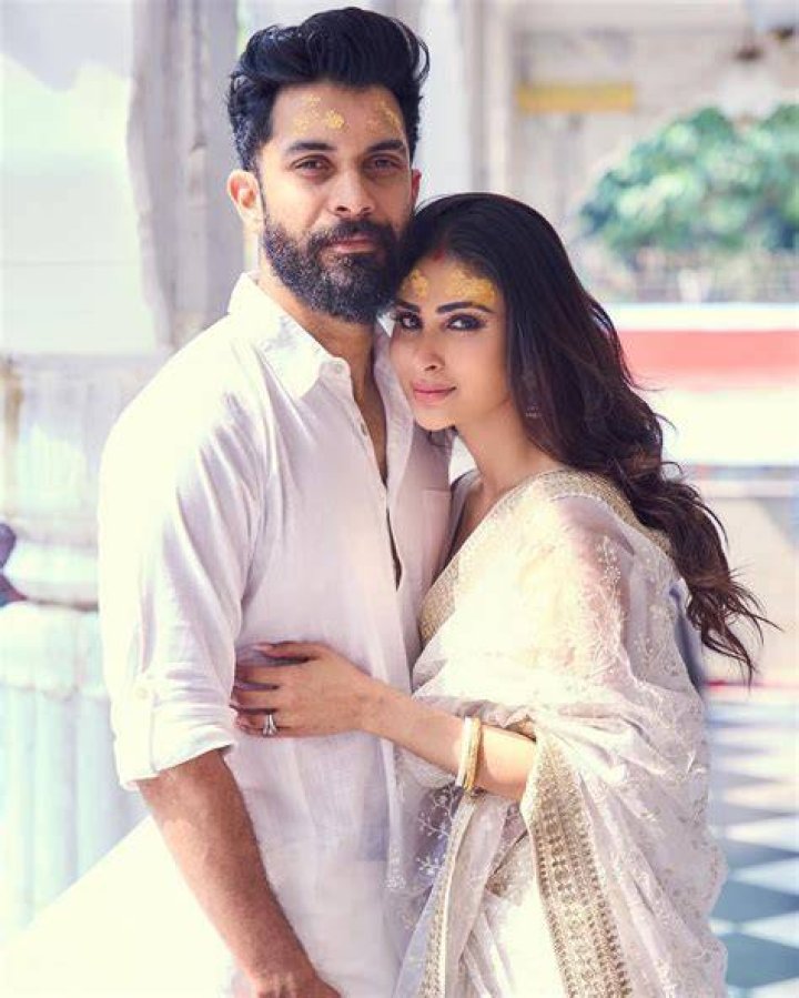 Mouni Roy & Suraj Nambiar return from Mini Vaccy. Nikki Tamboli grabs