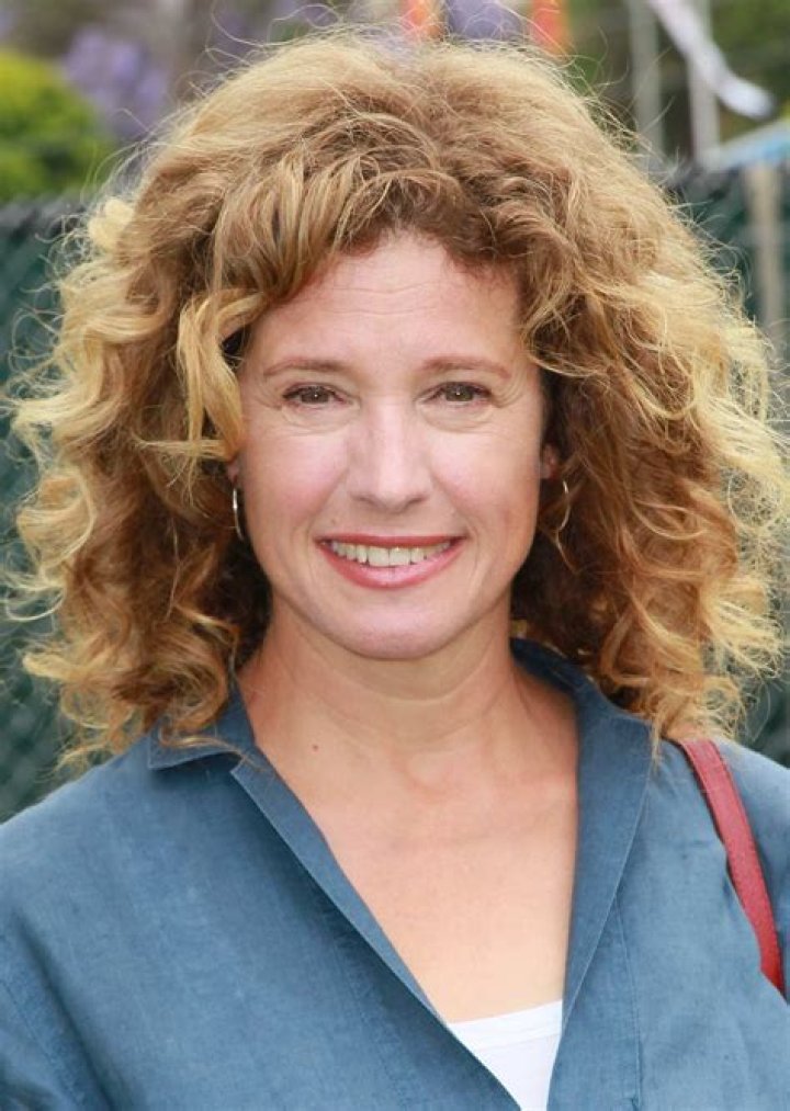 Nancy Travis Biography, Age, Height & Husband mrDustBin