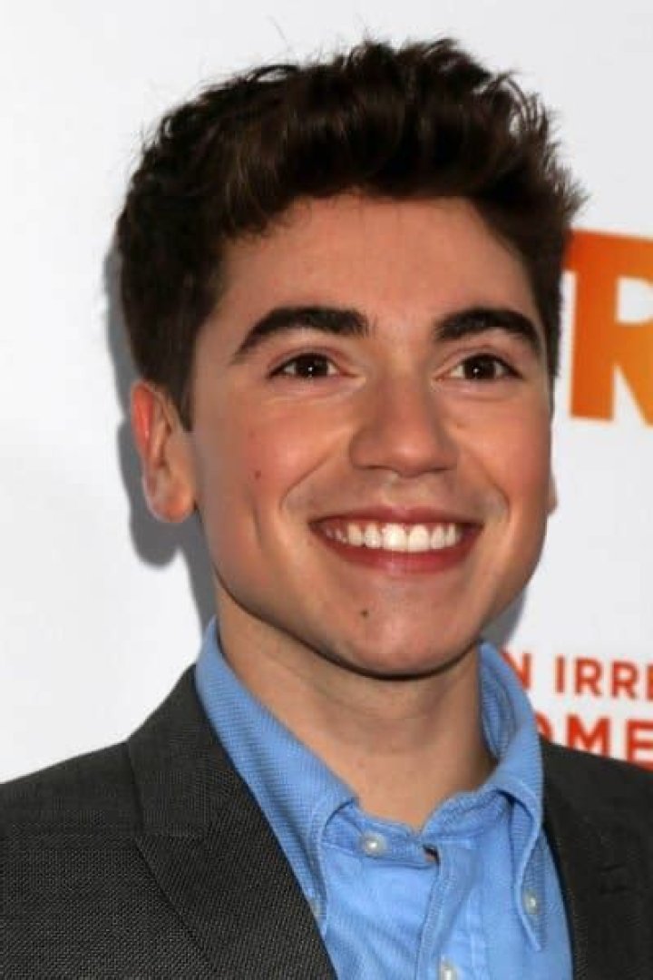 Noah Galvin (Actor) Wiki, Biography, Age, Girlfriends, Family, Facts