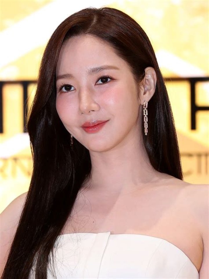 Park Minyoung Age and Height (2024) With Comparison Tool