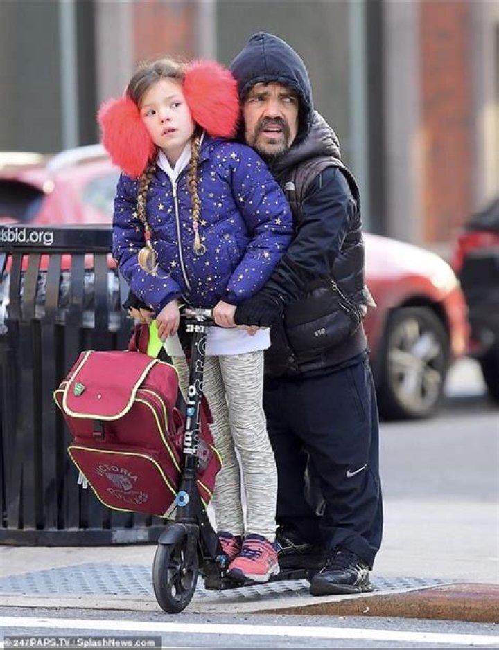 Peter Dinklage i jego córka na hulajnodze Demotywatory.pl