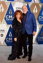 Reba Mcentire Height
