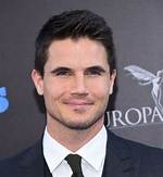Robbie Amell Net Worth – How Much Is Amell Worth?