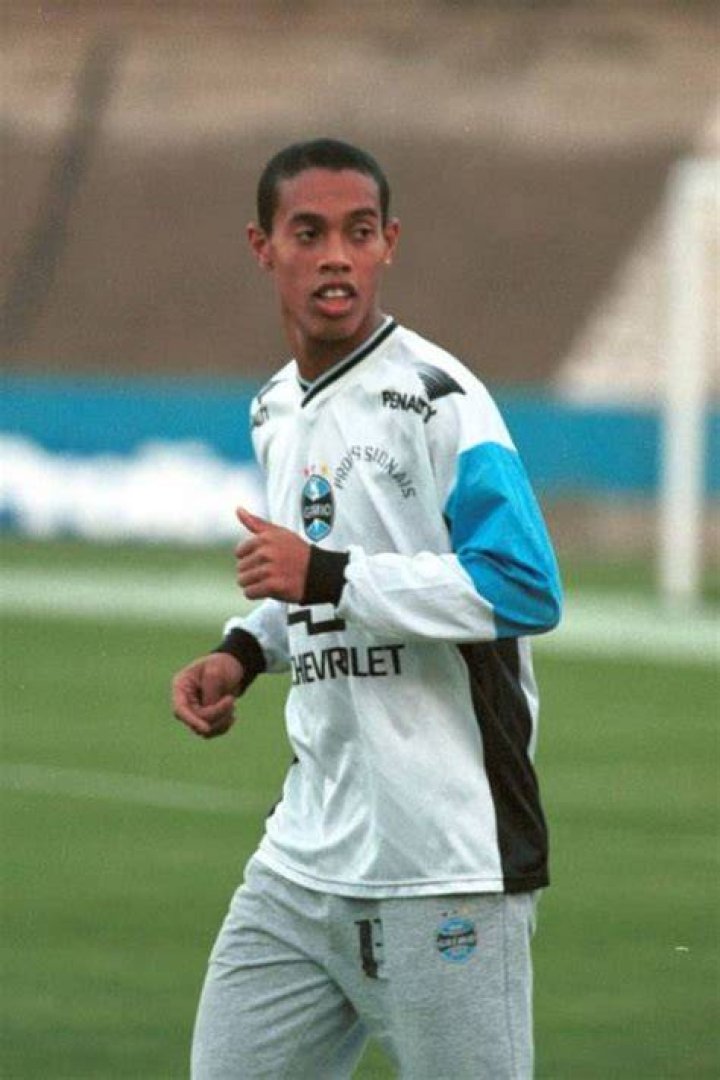 Ronaldinho Ga&uacute;cho faz 38 anos, relembre momentos de sua carreira