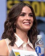 Shelley Hennig – Biography, Facts & Life Story