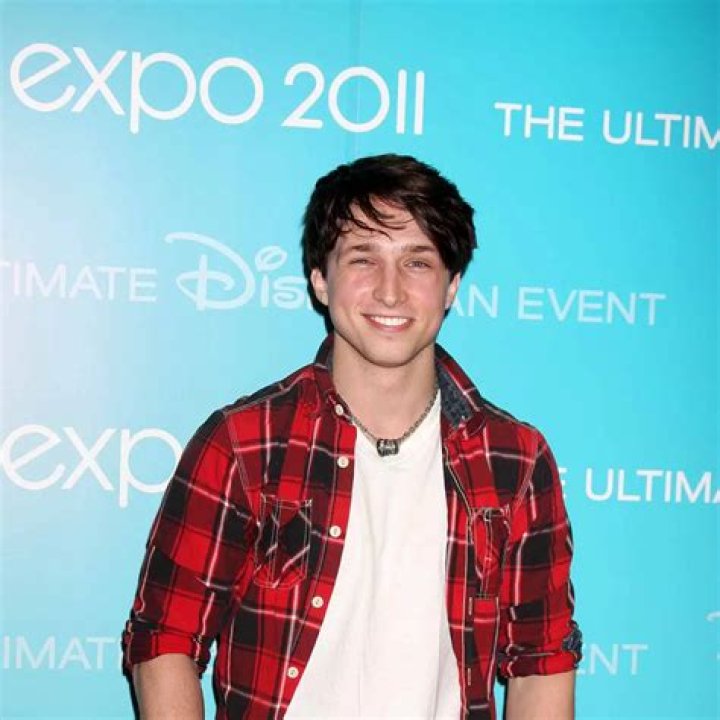 &lsquo;Smosh&rsquo; cast Shayne Topp and Courtney Miller share wedding photos on