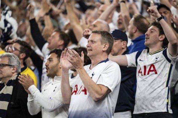 Spurs fans stay positive Joe Mantegna Paula Abdul Niklas Hjalmarsson