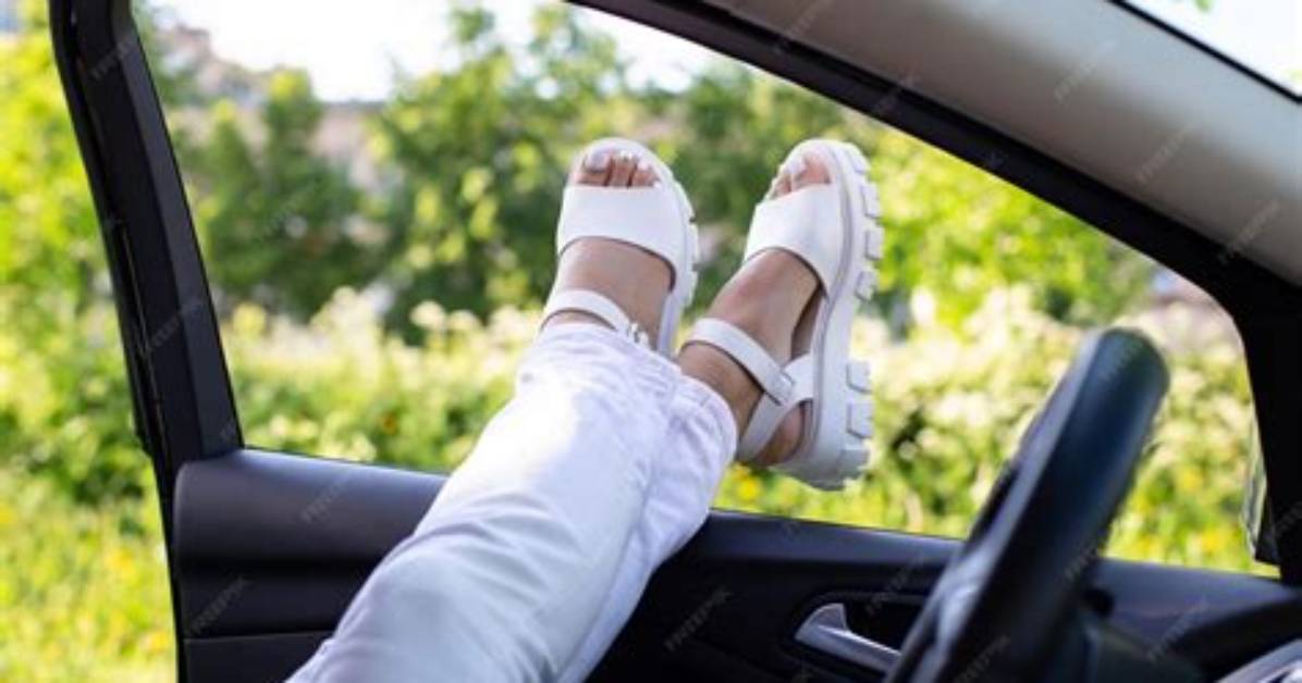 Strong Legs: Beautiful Lady Without Hands Drives Car Perfectly with Her Feet, Stunning Video Inspires Netizens