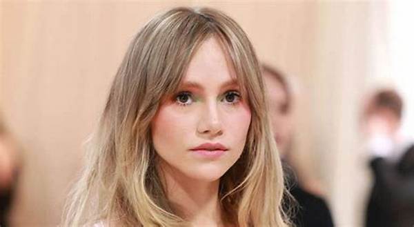 Suki Waterhouse Phone Number, Whatsapp Number, House Address, Email Id