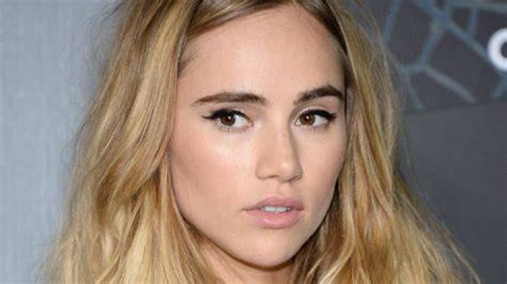 Suki Waterhouse&rsquo;s Glitter Makeup at the Pride and Prejudice and Zombies