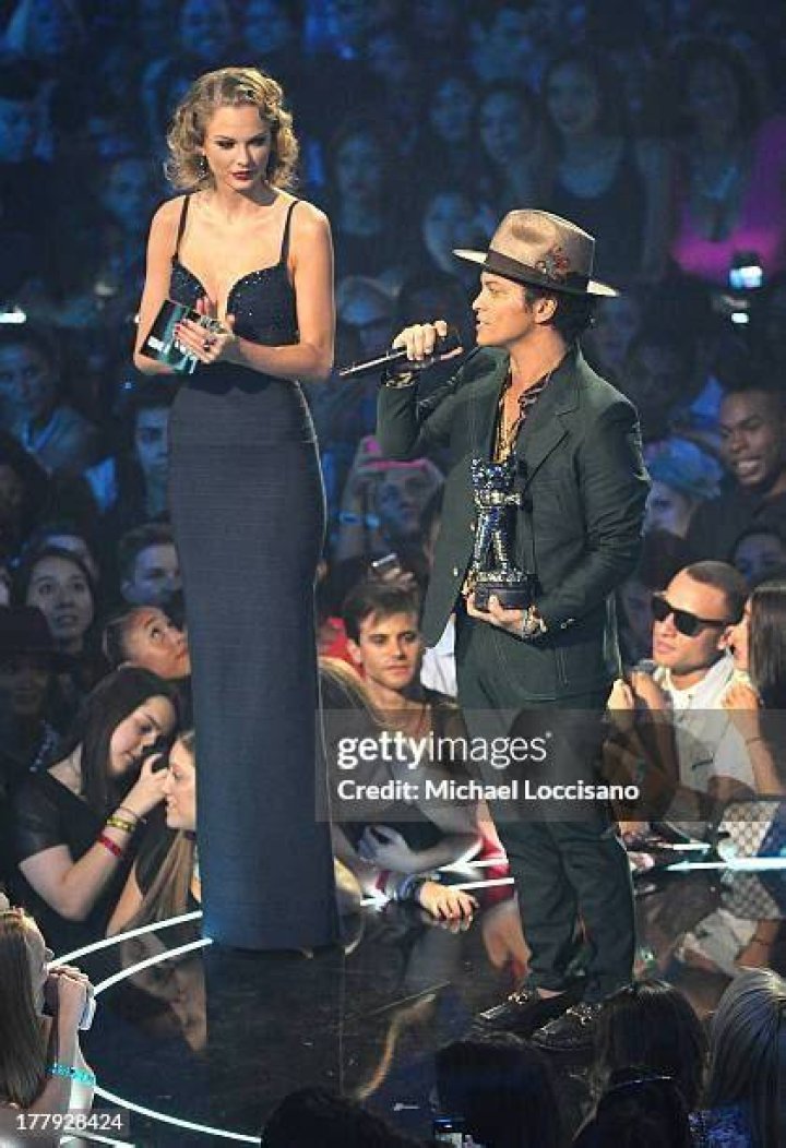 Taylor Swift and Bruno Mars pose for the same photograph 27 weeks after