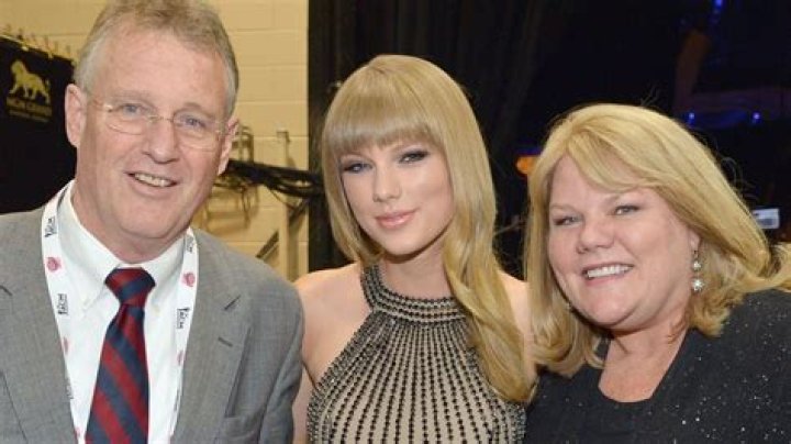 Taylor Swift&rsquo;s Parents & Travis Kelce&rsquo;s Parents Are About To Meet