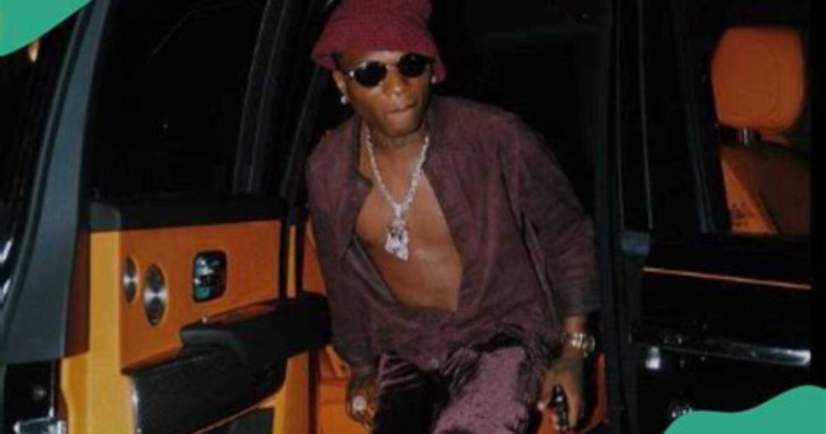 “The Baloguns”: New Photo of Wizkid with His Lookalike Big Sisters Gets Fans Gushing