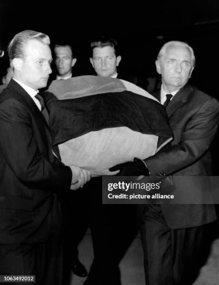 The corpse of German race car driver von Trips arrives at CologneWahn
