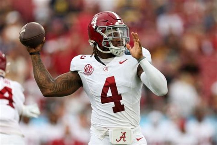 Watch Alabama freshman QB Jalen Hurts squat 500 pounds