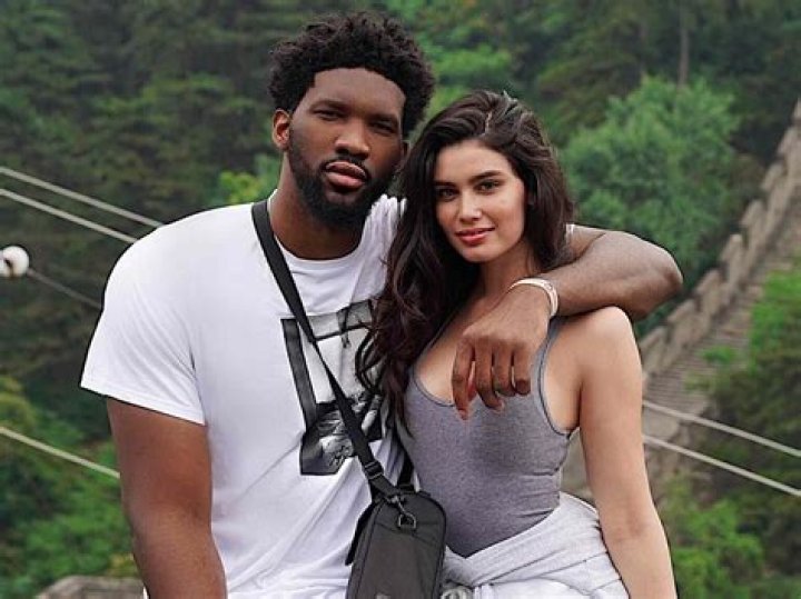 Watch Joel Embiid&rsquo;s GF Anne de Paula Have Wardrobe Malfunction During