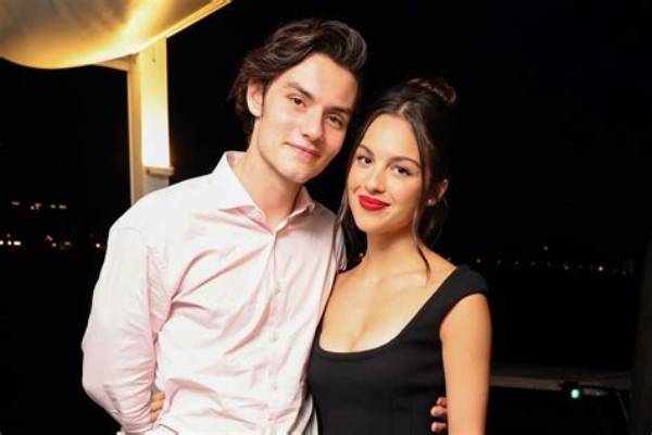 Who Is Louis Partridge’s Girlfriend? the Actor’s Relationships