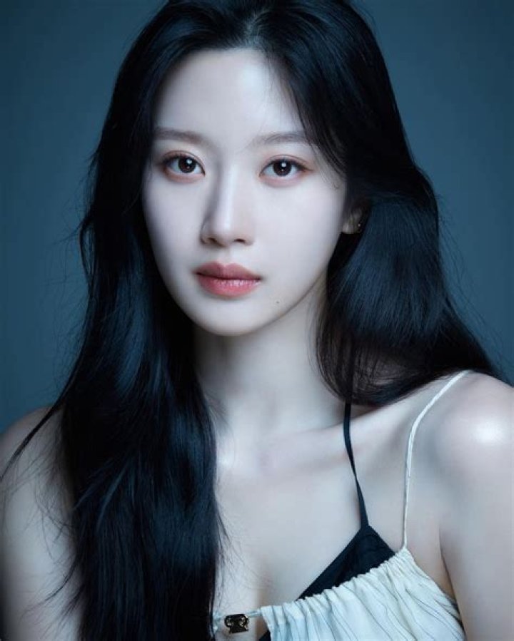 Who Is Moon Ga Young Dating? Confirmed Relationship Rumors With Cha Eun