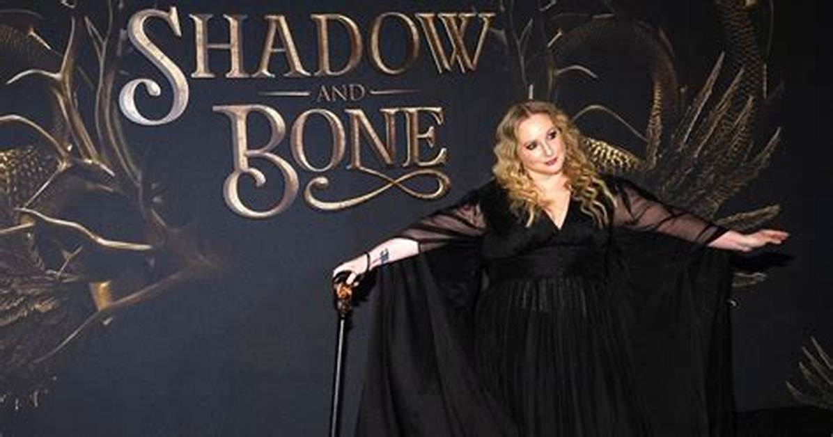 Why Does 'Shadow and Bone' Author Leigh Bardugo Use a Cane?