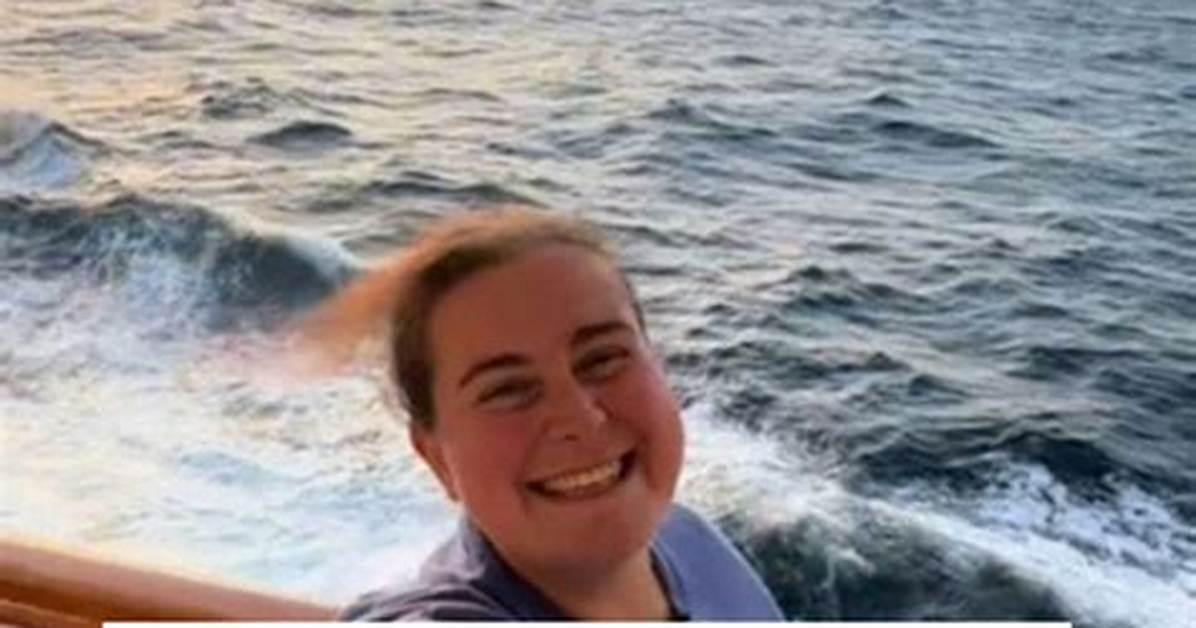 “Why Is No One Telling Her” — Woman’s Overly Dark Spray Tan Horrifies the Internet